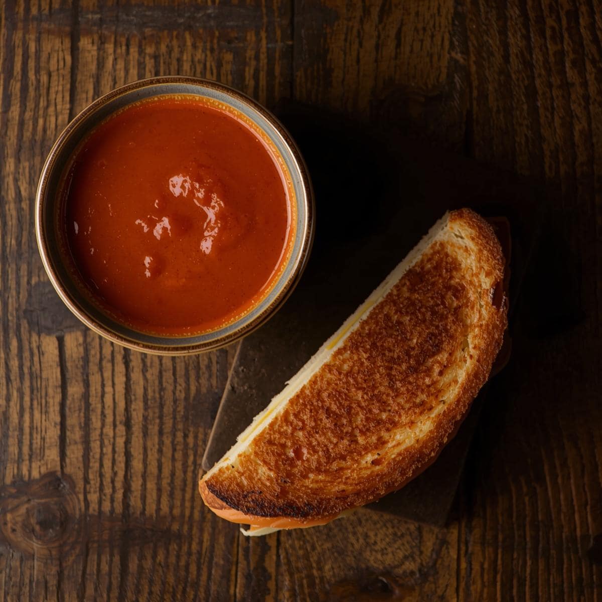 The Ultimate Comfort Combo: Tomato Soup & Grilled Cheese 2 Tomato Soup & Grilled Cheese